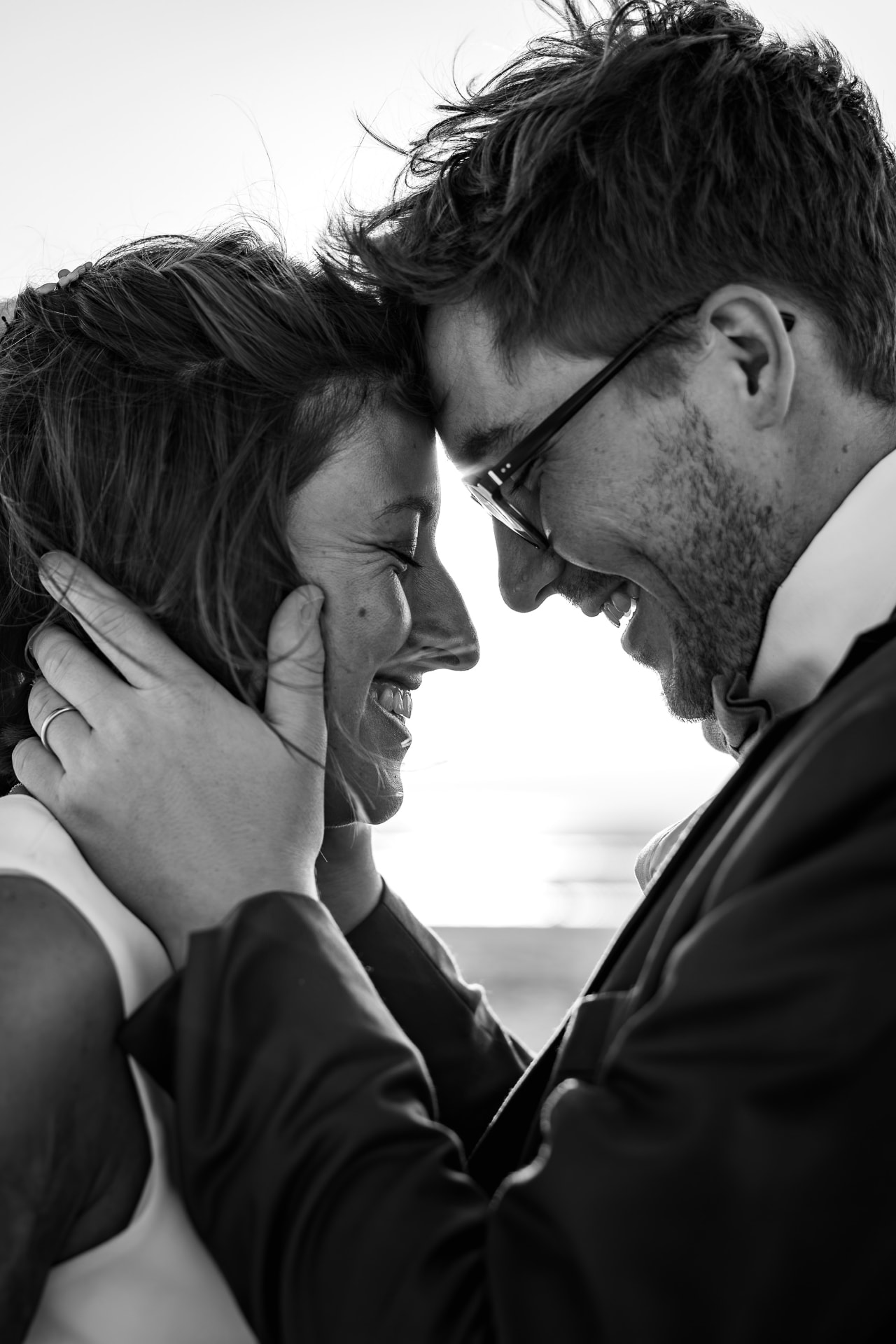 Couple de mariés front contre front, en noir et blanc, sur la Côte d'Opale