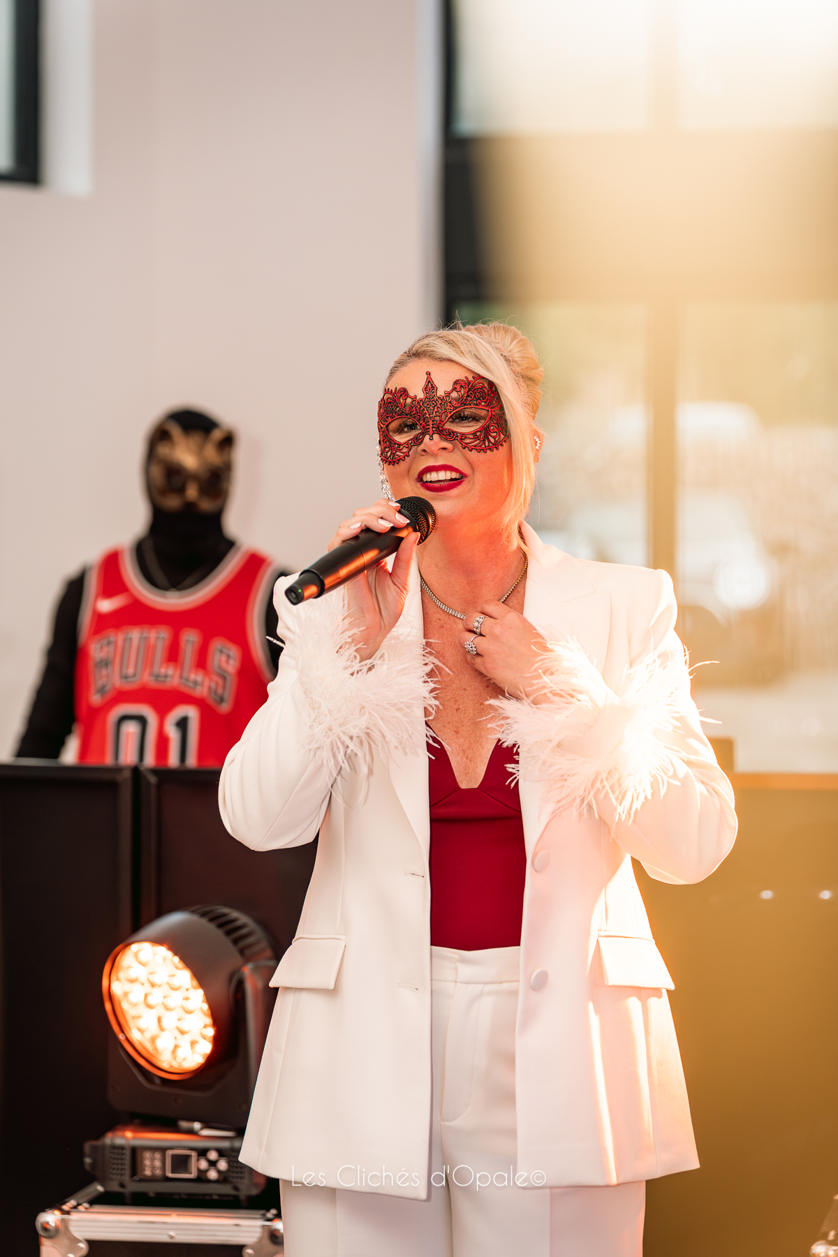 Chanteuse masquée en soirée privée sur la Côte d'Opale