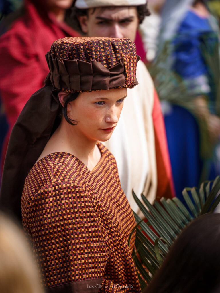 Femmes en costumes traditionnels lors d'une fête locale en Opale.