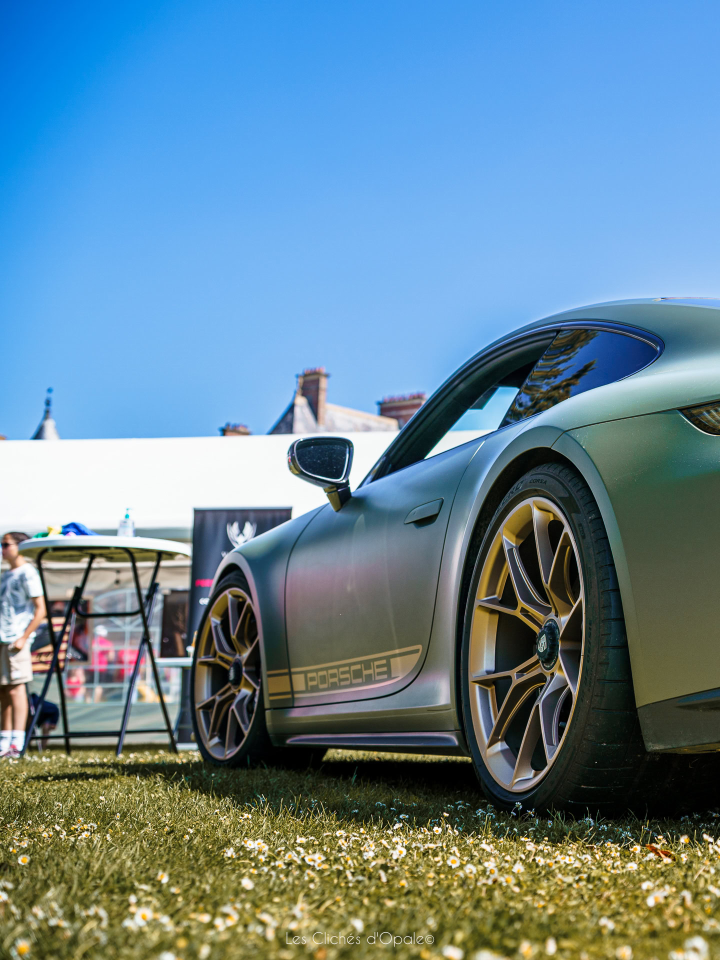 Voiture de luxe Porsche 911 Carrera exposée lors d'un événement en plein air.