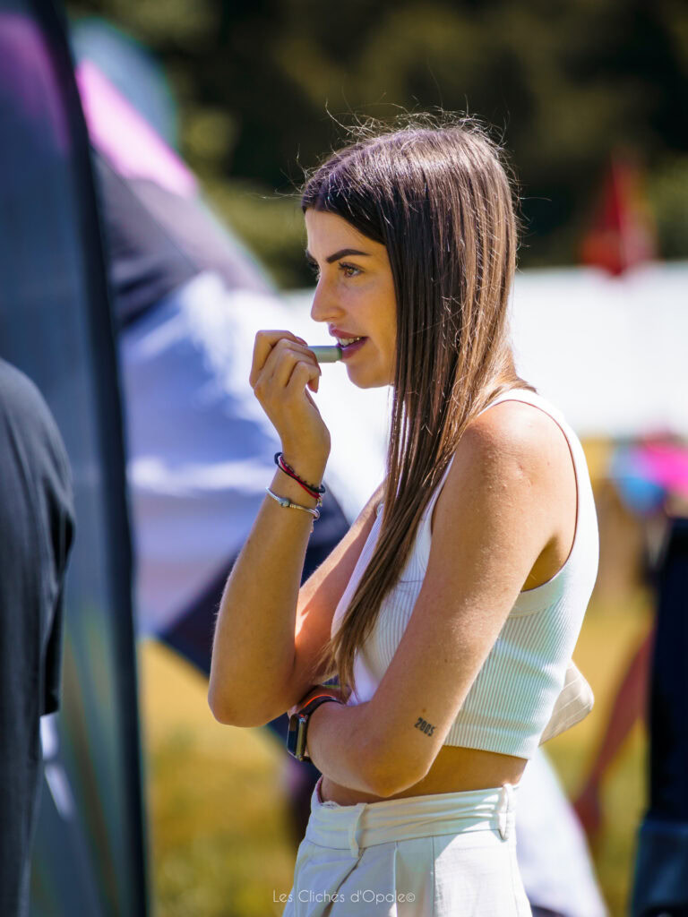Porteur de ballon lors d'un événement en plein air, jeune femme concentrée, ambiance festive, photog.