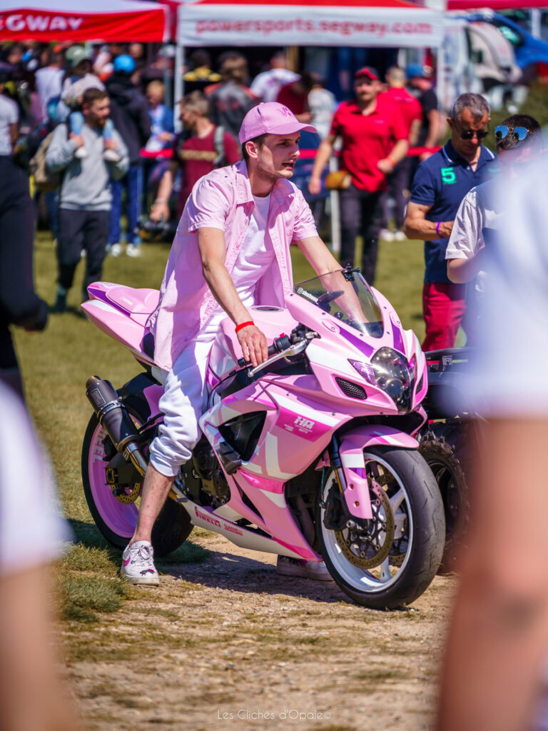 Moto rose lors d'un événement en plein air.