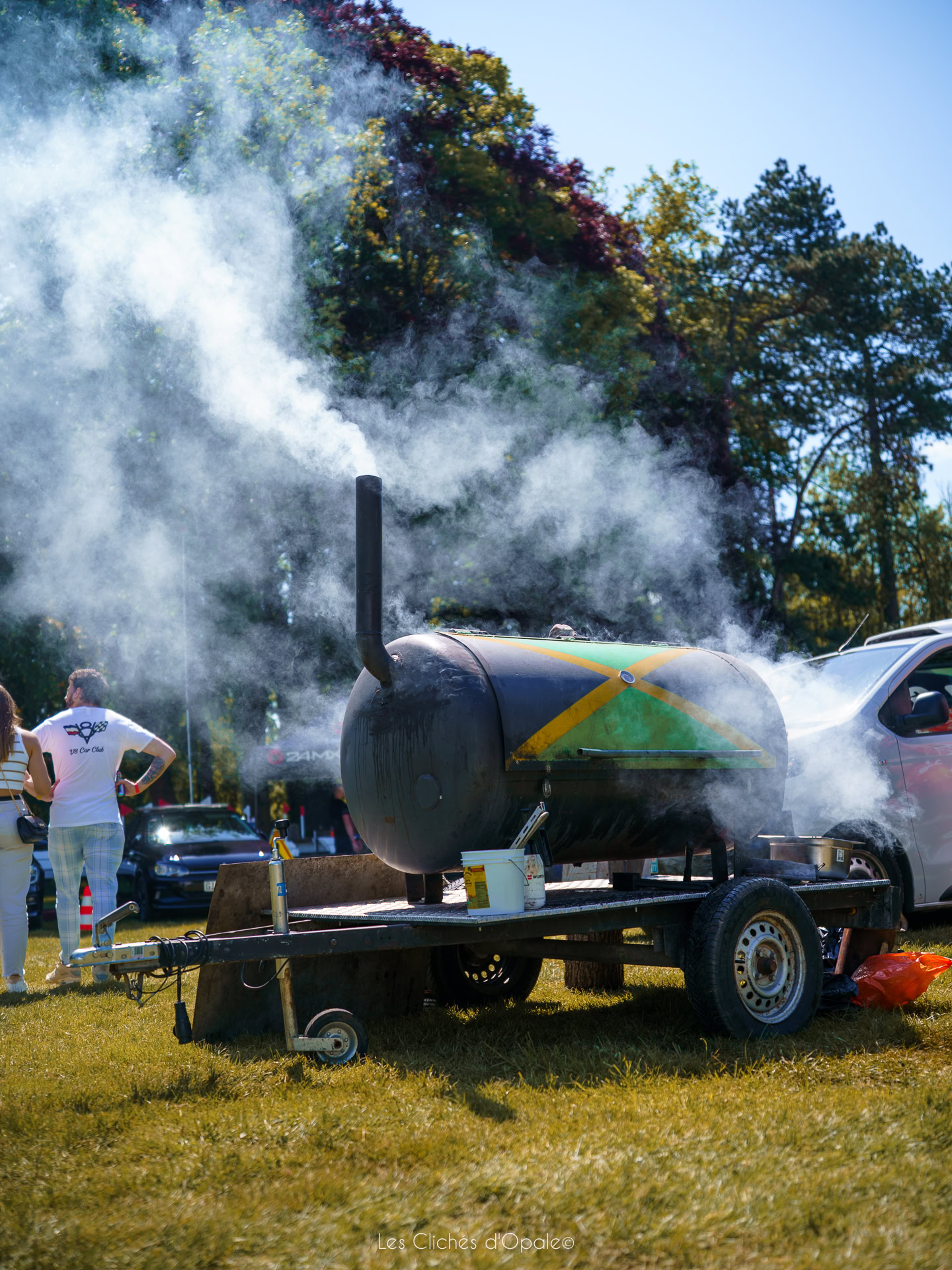 Cuisinière à bois ancienne en extérieur avec fumée et ambiance rustique.