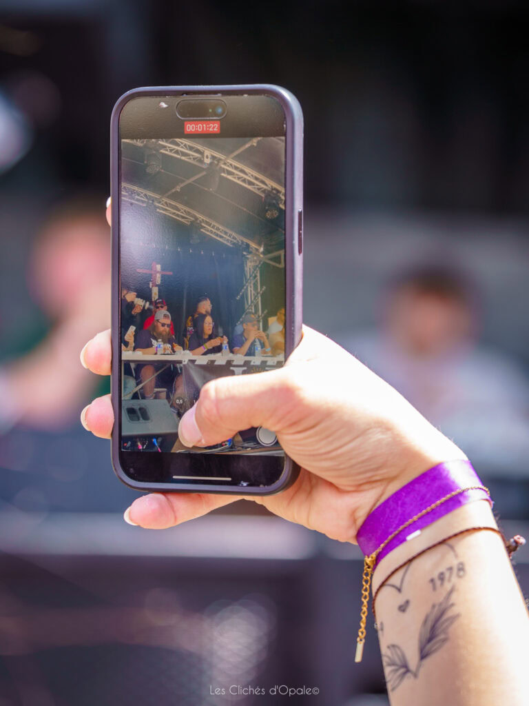 Capture d'écran d'une performance en direct lors d'un événement artistique.