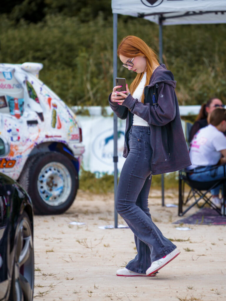Balade de jeune femme avec patins à roulettes et smartphone à la main.