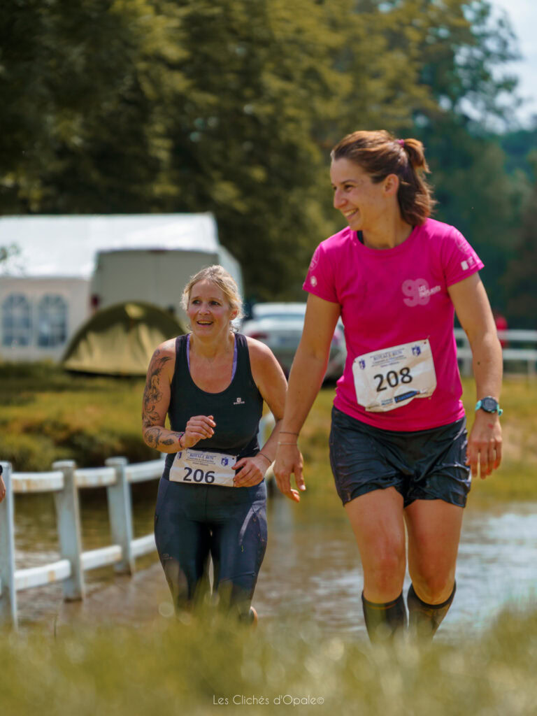 Marathon féminin avec deux participantes souriantes et motivées.